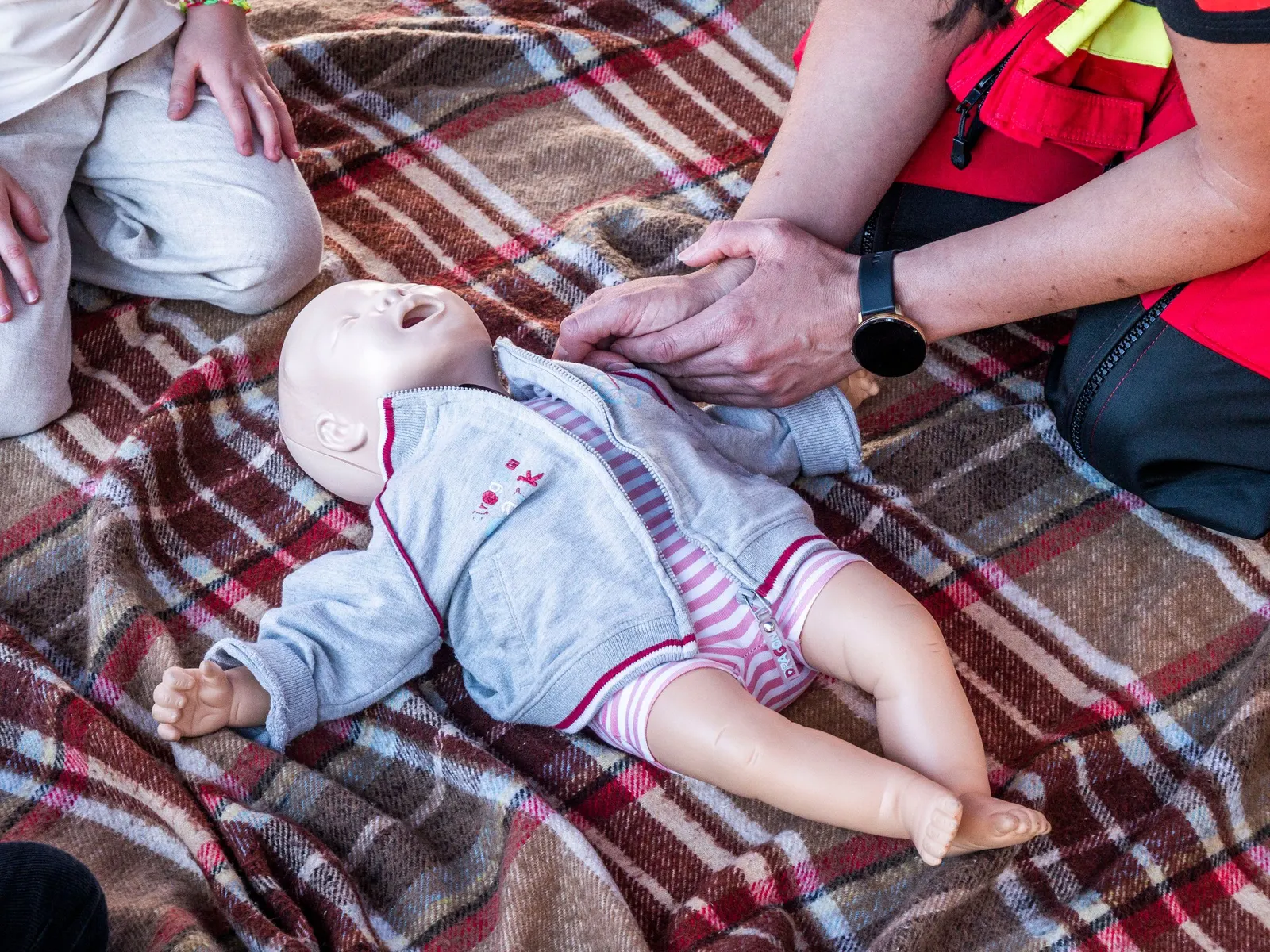 Reanimatie oefenen op een babypop tijdens een training